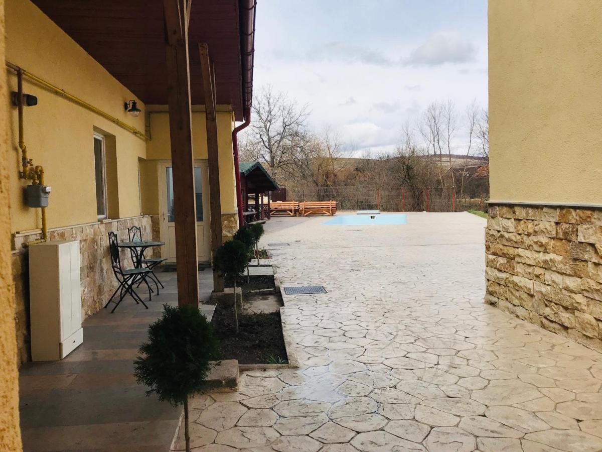Мотель Casa Ryana Self Check-In Джилэу Экстерьер фото