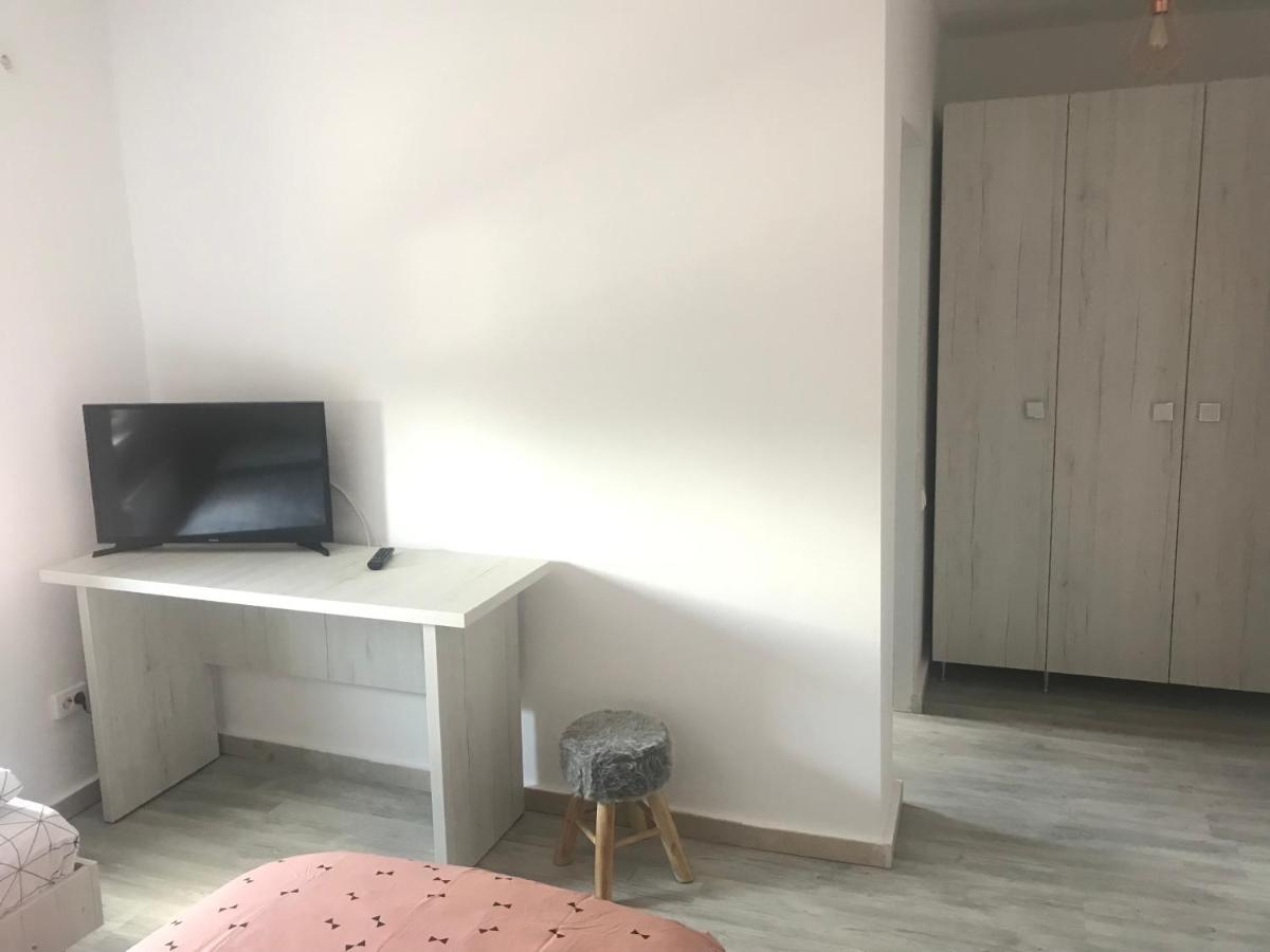Мотель Casa Ryana Self Check-In Джилэу Экстерьер фото