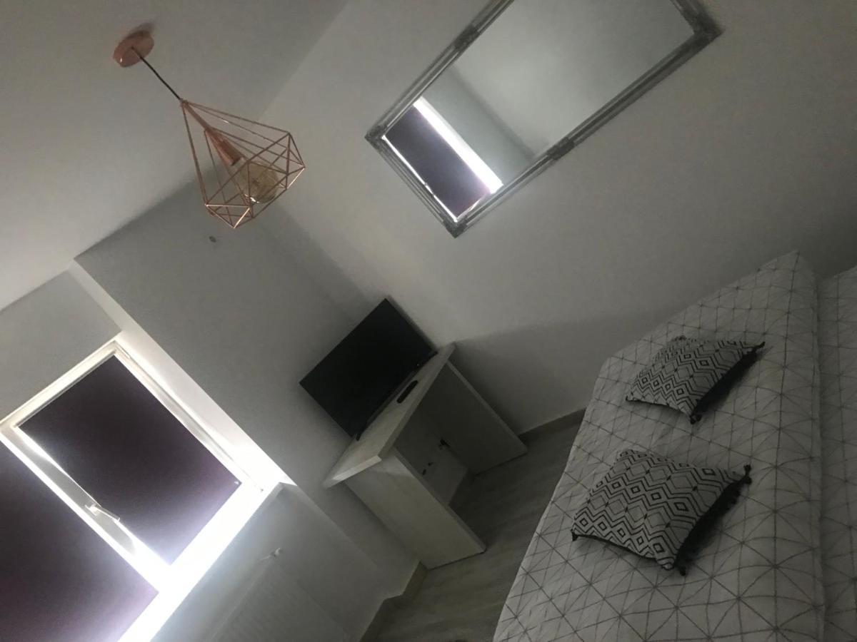 Мотель Casa Ryana Self Check-In Джилэу Экстерьер фото